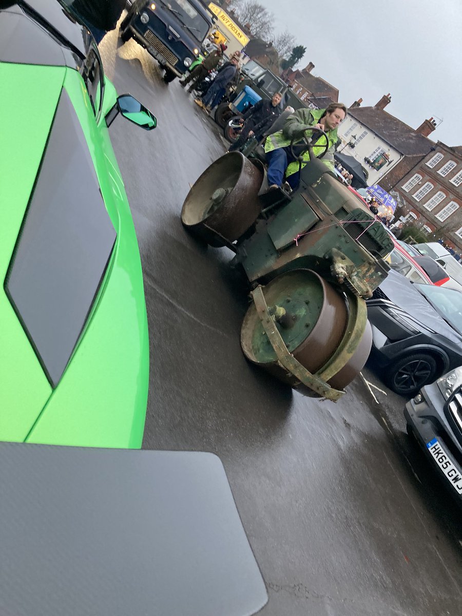 classiccarguru1's tweet photo. #WickhamSquare #BoxingDay Meet where anything goes https://t.co/uerGZIDXby