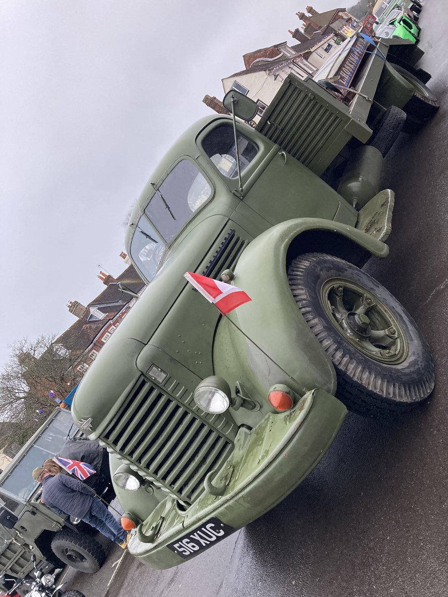 classiccarguru1's tweet photo. #WickhamSquare #BoxingDay Meet where anything goes https://t.co/uerGZIDXby