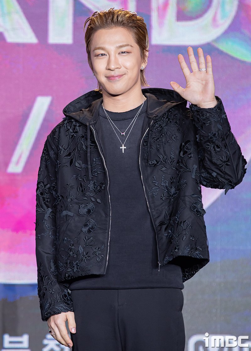 imbcenews's tweet photo. 태양 "올해도 가족들과 직접 키운 배추로 김장" 프로 김장러 면모 뽐내
#빅뱅 #BIGBANG #태양 #TAEYANG #내레이션 
#한국인의밥상 #KBS프로그램 #iMBC연예 

오늘 오후 KBS 1TV ‘한국인의 밥상’에서는 스페셜 내레이터 태양과 함께 전남 장성 추암마을로 미각 여행을 떠난다.

보기만 해도 정겨운 김장 모습에 입꼬리가 절로 올라간 태양은 “올해 저희 가족도 아버지가 직접 농사 지은 배추로 김장했다”면서 “재료 손질할 때는 줄을 잘 서야 한다”는 등 김장 경력자다운 꿀팁과 조언을 아낌없이 밝혔다고.

그런가 하면 김장날 빠질 수 없는 편백흑미수육부터 배추와 버섯을 넣고 그 위에 편백향을 입힌 편백버섯찜, 흑임자손두부구이 등 한겨울에도 푸르른 편백 숲이 차려낸 건강 겨울 밥상을 본 태양은 눈을 떼지 못했다는데.

🔗https://t.co/q8EiKD0nuO