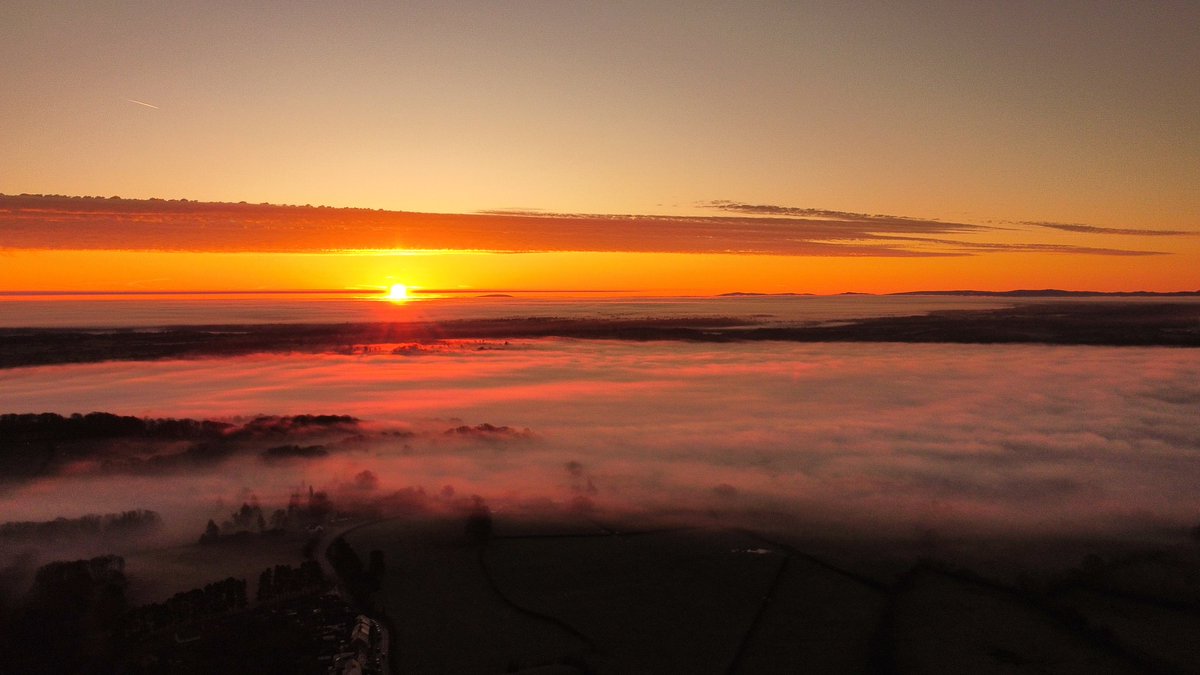 jayuu34's tweet photo. Beautiful cloud inversion over Penycae Wrexham this morning  @Ruth_ITV @Sue_Charles @DerekTheWeather @SabrinaJayneLee https://t.co/6DQ4UomInU