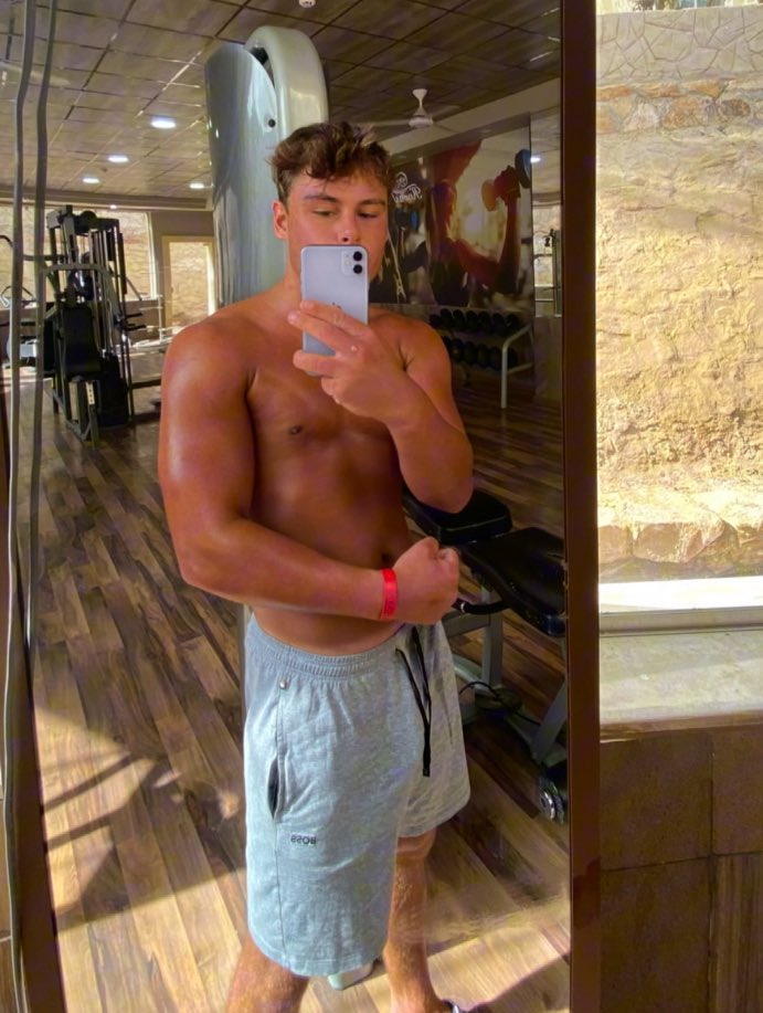 Custom_DesignUK's tweet photo. Spotted: A rare phenomenon—a tanned British boy! ☀️🇬🇧 
.
Usually known for their natural porcelain glow 🏰, @C_R96o isn’t your normal #britishboy 🔥 
.
Plus, he’s packing a whole 9 inches🍆 below the tan line!😉
.
Want to see more❓
.
Get to his #onlyfans NOW‼️
👇👇👇
.
#hotboy #gay #gayboy #twunk