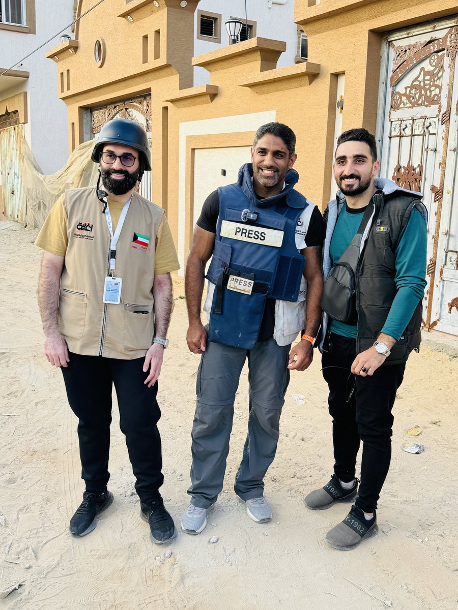 Dr_M_Alkandari's tweet photo. (أرجع لك وألقاك حي يُرزق)
رحمة الله عليك يا أيمن الجدي .. بإذن الله حي ترزق عند رب العالمين .
….
أيمن كان متوجه للمستشفى لاستقبال مولوده الأول ، تم قصف السيارة التي كان بها هو وأربعة من زملائه .. https://t.co/JFWdFgimgi