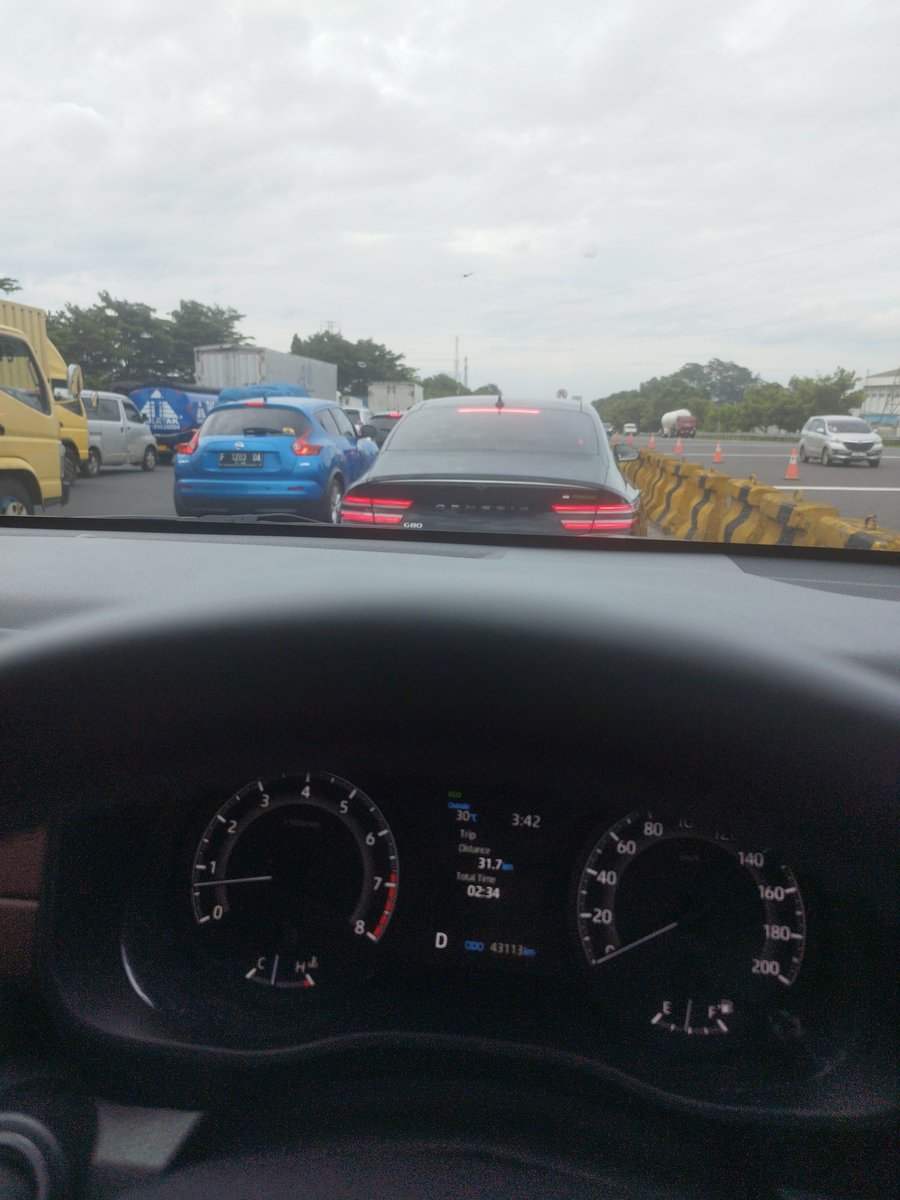 TandriTan's tweet photo. @TMCPoldaMetro dari cipanas sampai pintu tol berjarak 31.8km ditempuh dlm waktu 2jam 35 menit. Dan macet masih berlanjut menuju pintu tol. https://t.co/DEpL2aw74U
