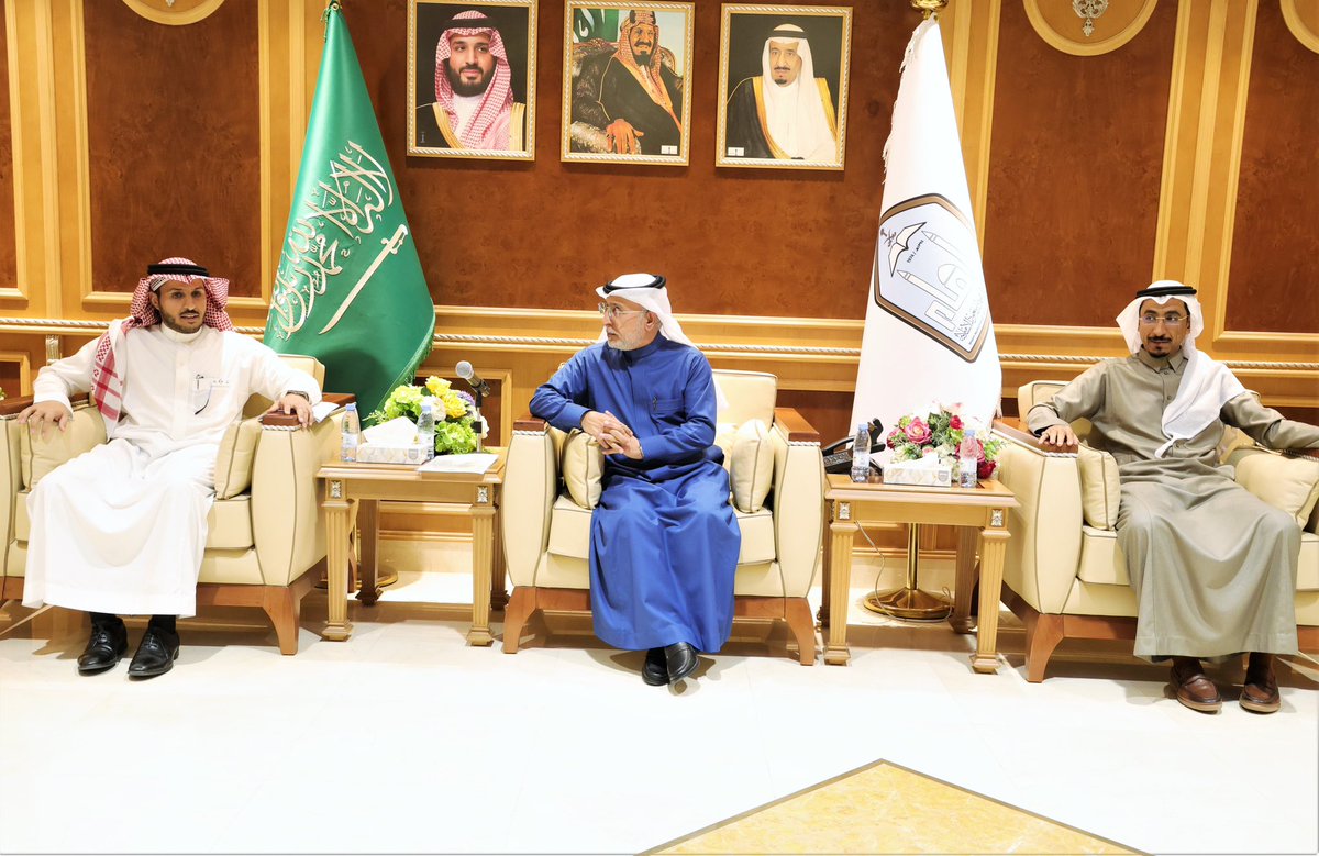 IMSIU_edu_sa's tweet photo. معالي رئيس #جامعة_الإمام أ. د. أحمد بن سالم العامري يلتقي بأعضاء فريق مبادرة "الجامعة الخضراء" التي أطلقها طلاب وطالبات قسم الأحياء بكلية العلوم؛ لتعزيز التنمية المستدامة بالجامعة.
https://t.co/3Gpsj7otTx https://t.co/VYFk44MjGB