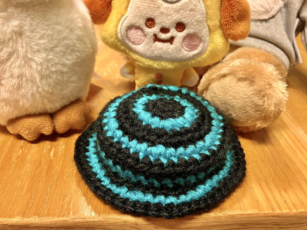 ハットを編みました🎩
協力してくれたチミーちゃん、雷鳥さん、新入りテディベアさんも写真に入ってもらい。

さて〜コレの着画撮影はなかなか難しいぞ〜笑🤣

#かぎ針編み #編み物 #ぬい撮り #ぬい活 #ぬい服 #crochet