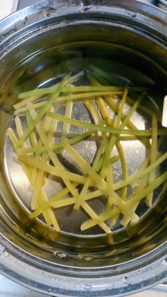 2TOTA's tweet image. うちなんか、これよ🤣

お野菜が今高いから庭に植えた“ふき”が増えてたから採ってきて下拵えした😃
お弁当もあるからね💦

それにしても、ふきの茎ほっそ(笑)それに少なっｗ

シンプルに油揚げの煮物にしようと思ったけどサバ缶、生姜、あと大根も入れよっ✨

葉っぱは子ども達が大好きなふりかけに😆