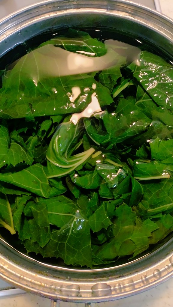 2TOTA's tweet image. うちなんか、これよ🤣

お野菜が今高いから庭に植えた“ふき”が増えてたから採ってきて下拵えした😃
お弁当もあるからね💦

それにしても、ふきの茎ほっそ(笑)それに少なっｗ

シンプルに油揚げの煮物にしようと思ったけどサバ缶、生姜、あと大根も入れよっ✨

葉っぱは子ども達が大好きなふりかけに😆