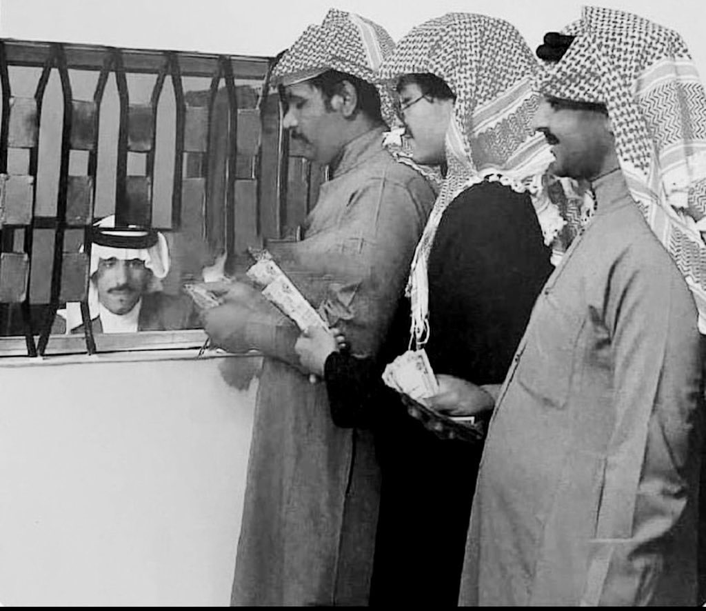 3tim_7's tweet image. نمد مدات الرجال اهل العقار 
   وحنا رواتبنا عليها جدوله .