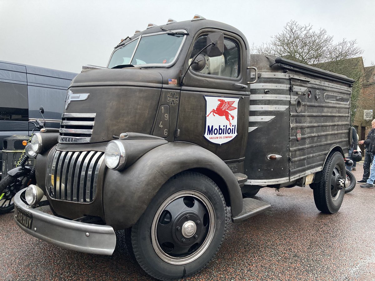 classiccarguru1's tweet photo. #WickhamSquare #BoxingDay Meet https://t.co/HSQkdPrZMS