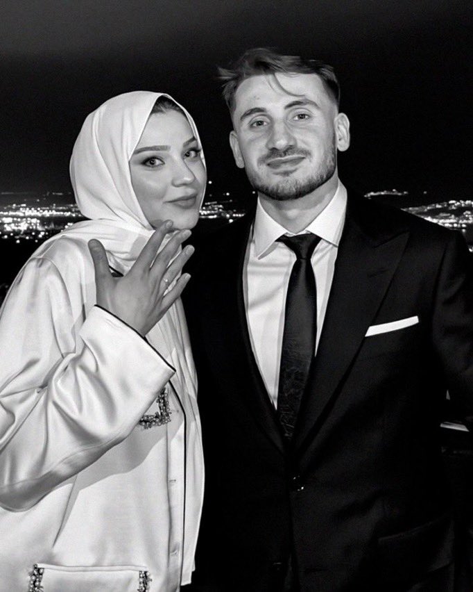 Kerem Aktürkoğlu, Ceren Azak ile nişanlandı.