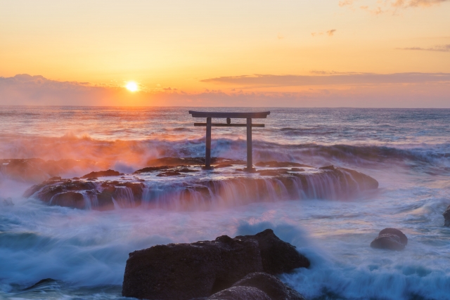 Flora_account's tweet photo. 有名旅行サイトで【関東1位】にも輝いた🥇
人生で一度は見たい絶景 初日の出スポット🗻☀

:.✧🐬*ೃ:.✧🐚*ೃ:.✧:.✧🐬*ೃ:.✧🪼*ೃ:.✧

🩵大洗海岸【茨城】
『神磯鳥居』の奥から昇る朝日が絶景！

🩵真鶴半島【神奈川】
角度によっては「三ツ石」の間から初日の出が！

🩵横浜港大さん橋国際客ターミナル【神奈川】
横浜ベイブリッジ側の工場群付近から昇る！

🩵海ほたるPA【神奈川】
東京湾の真ん中で初日の出を拝める特別な体験！
⇩⇩⇩
