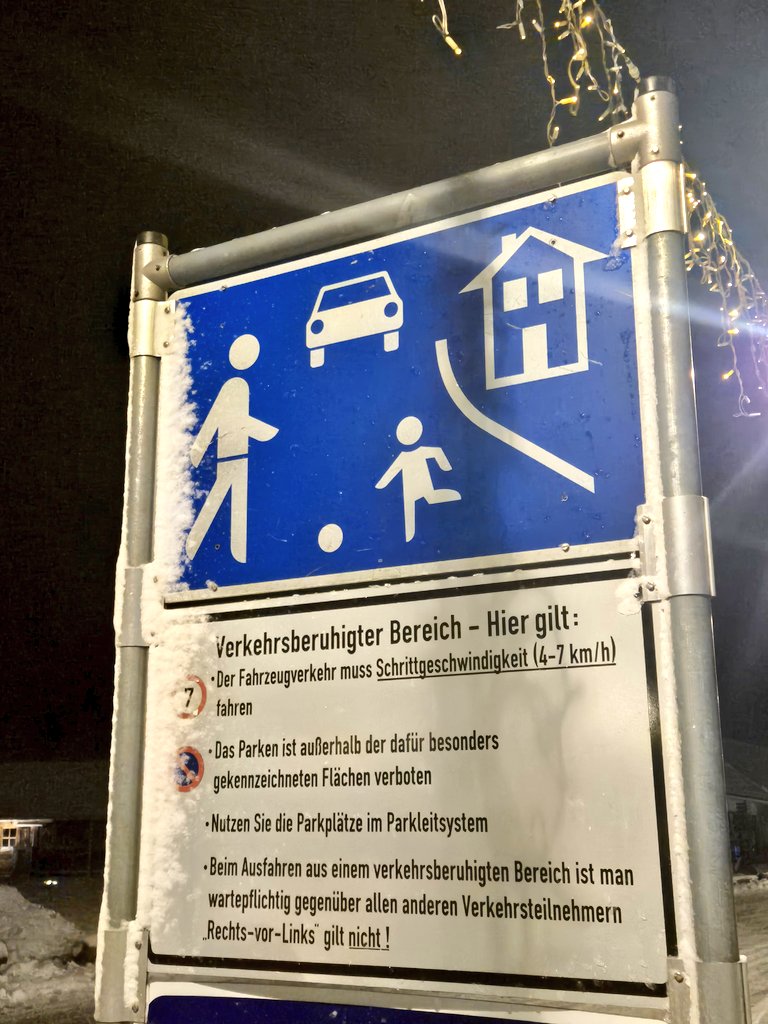 These: 99 % der Verkehrsteilnehmer kennen die Bedeutung dieses Schildes nicht.

Daher hat sich die Thüringer Stadt Oberhof dafür entschieden, das nochmal für alle zu erläutern.