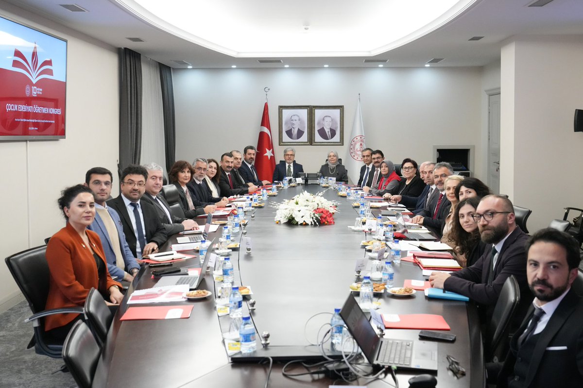 Türkçenin Eğitimi ve Gelişimine Yeni Bir Katkı: “Çocuk Edebiyatı Öğretmen Kongresi” 

Kongre, çocuk edebiyatı alanında eser vermiş öğretmenlerin, edebiyatın eğitime katkısı üzerine çalışan eğitim bilimciler, akademisyenler, illüstratörler ve tasarımcıların bir araya getirilmesi,