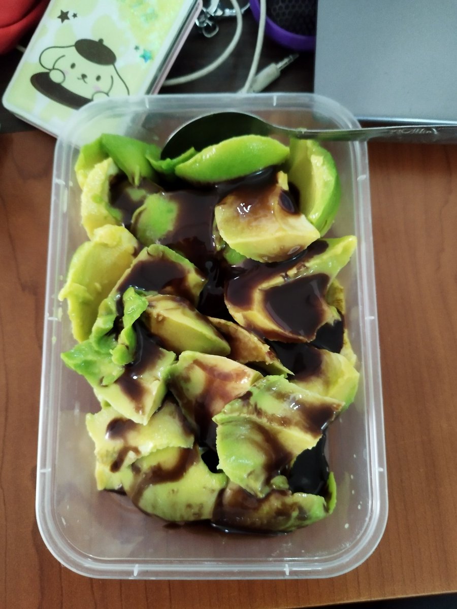 stargllazer's tweet photo. Alpukat dingin pake kental manis coklat enak bangeeet 🤤😍 https://t.co/zrUH9NZYiG
