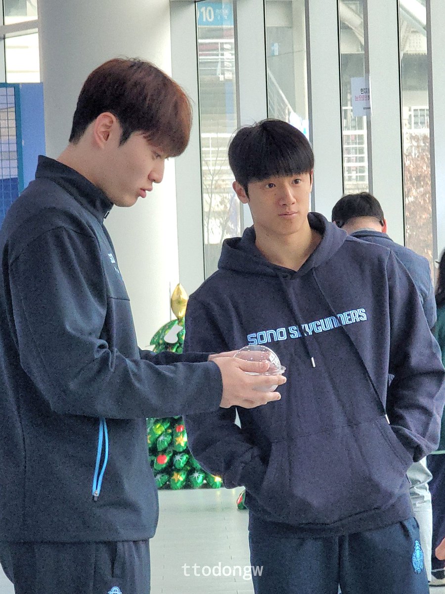 ttodongw's tweet image. 어리둥절얼레벌레 알바생들

#백지웅 #민기남