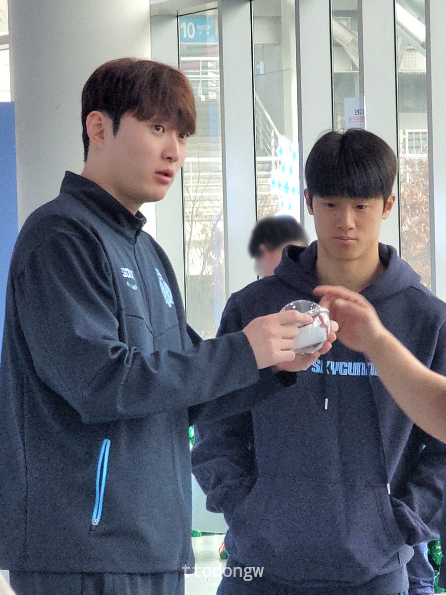 ttodongw's tweet image. 어리둥절얼레벌레 알바생들

#백지웅 #민기남