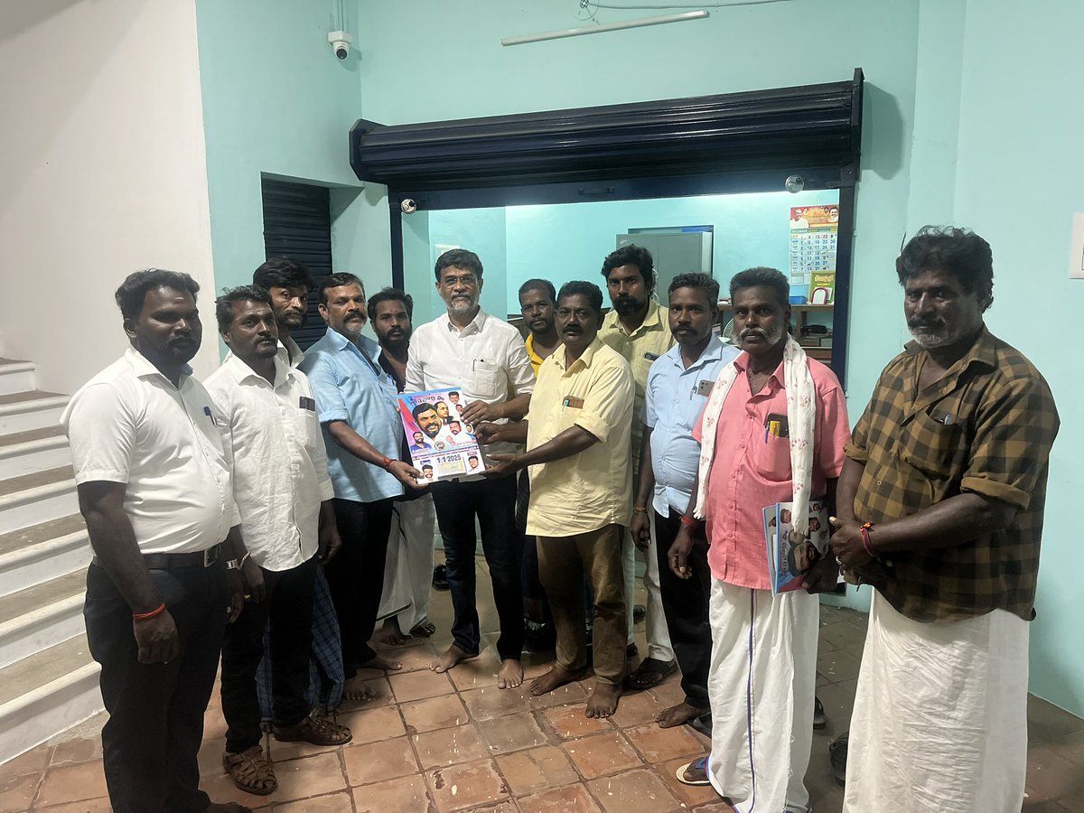 CPRMano143's tweet photo. திண்டுக்கல் கிழக்கு மாவட்டம் நத்தம் தொகுதியில் நேற்றையதினம் விடுதலைச் சிறுத்தைகள் கட்சியில் பயனிக்கும் சகப்பொருப்பாளர்களுக்கு காலண்டர் வழங்கப்பட்ட போது… அவர்களுடன் இ.சி.எ.பாசறை ஒன்றிய அமைப்பாளர்.கரிகாலன் https://t.co/mwzxmGxwom