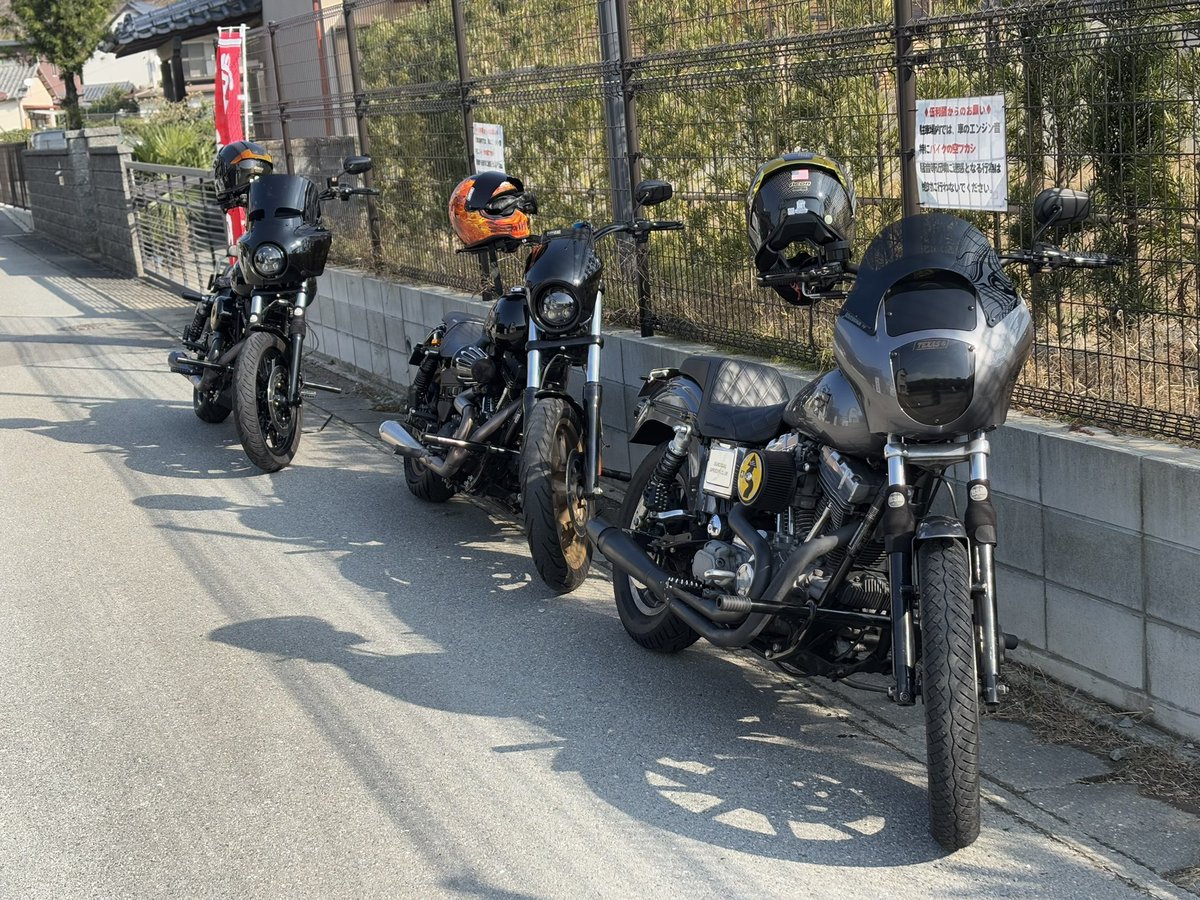 koukiCBR1000rr's tweet photo. いかついダイナに挟まれる自分のダイナ
#FXDLS
#クラブスタイル https://t.co/p8RNsCD12I