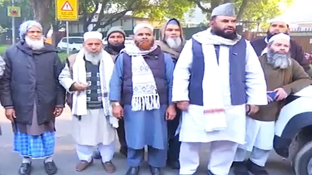 NewsAlgebraIND's tweet photo. BIG NEWS 🚨 Delhi Waqf Imams threaten to protest against Arvind Kejriwal over non payment of salaries.

Maulana Sajid said "A meagre salary of Rs 16,000 to Rs 18,000 was fixed, and yet it was not paid on time"

The group held a dharna outside former Chief Minister Arvind Kejriwal's residence.