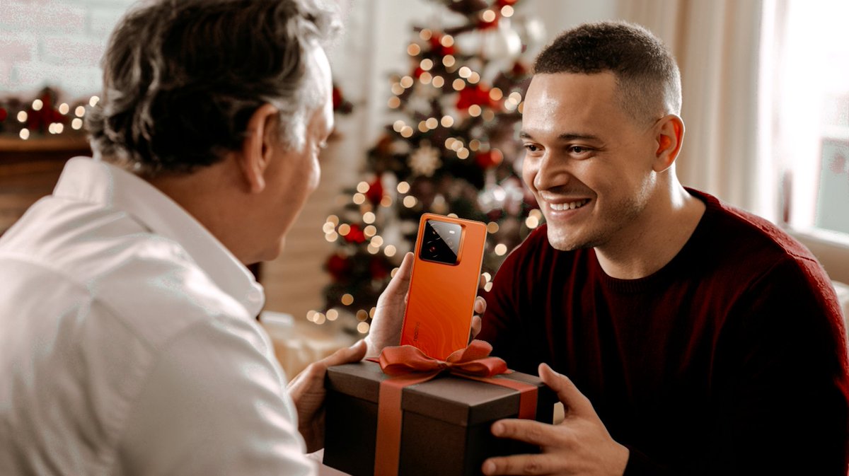 banarsi_07's tweet photo. I would gift #realmeGT7Pro the ultimate 🔥 Smartphone to my Father becoz of its Game-changing features like a 3x Periscope camera 😍 📸, India's first Snapdragon 8 elite Processor,  IP69 , 120W super-fast charging

1/2 

Tag : @balaji_1212 @GDEVI_19 @ashish42kk 

#realgift https://t.co/2ZPVLIVvvh
