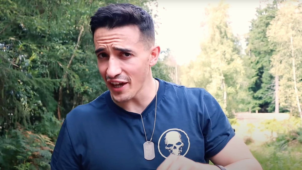 BFMTV's tweet photo. The Punisher sur un drapeau français: pourquoi Tibo InShape est accusé de posséder un badge lié à l'extrême-droite
https://t.co/rY3FRAR5Az https://t.co/8abRxlftPu
