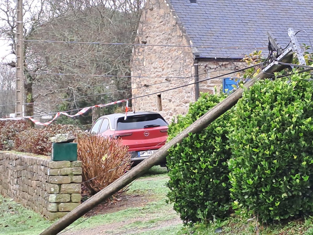 BertoliniJeanne's tweet photo. @orange @Orange_France aidez moi à sortir ma voiture et retrouver du réseau internet s’il vous plaît 🙏
Le poto téléphonique est tombé et les câbles sont à terre. https://t.co/wTyba9You7
