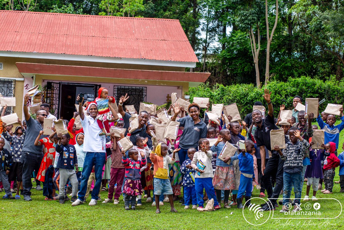 bfatanzania's tweet photo. "Tarehe 24 December tulifanikiwa kusherehekea Sikukuu ya Krismasi na watoto wetu wapendwa,
kwa kuweza kuwagawia vifaa vya kujifunzia vitakavyowasaidia kuendelea na masomo yao kwa mwaka 2025 https://t.co/8anJAtWYKI