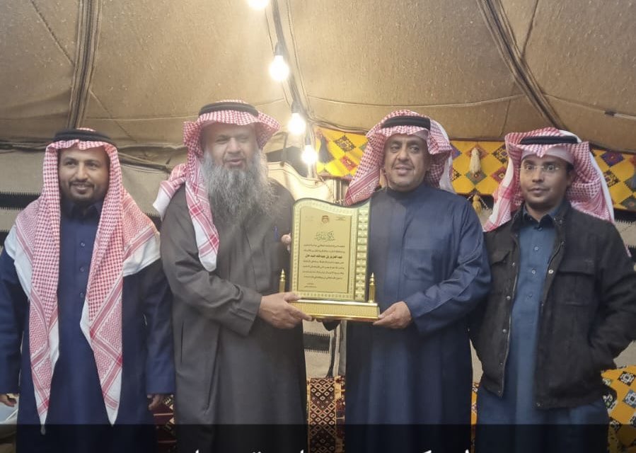 alialattass's tweet photo. كرم الزملاء في قسم النشاط الطلابي بإدارة التربية والتعليم في محافظة #شقراء الزميل  الأستاذ عبدالعزيز بن عبدالله السدحان بمناسبة تقعده عن العمل الجدير بالذكر أن الزميل عبد العزيز السدحان بدأ حياته العملية في  ١٤١٢/٣/١ هـ في مدرسة ضرار بن الخطاب بالرياض وعمل بها معلما ( ١٤ )عاما  ثم انتقل الى مسقط رأسه شقراء وعمل معلما عدة سنوات حتى انتقل إلى الإشراف والنشاط الطلابي بالإضافة إلى بيت الطالب حتى ١٤٤٦/٧/١ هـ 
نسأل الله له العون والتوفيق والسداد وأن يجعل ما بقي في حياته خيرا مما مضى .
وأن يلبسه الصحة والعافية وطول العمر .