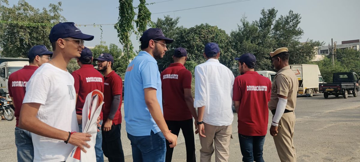 DCENSS1's tweet photo. DCE NSS unit, led by PO , are teaming up with the Merchant Association, Traffic Police &amp; hospitals to promote cleanliness &amp; safety from 27th-30th Oct! Let’s spread the true spirit of Diwali with #CleanAndSafeDiwali 🌏💫

#Diwali2024 #NSSInitiative #SwachhBharat #DCEGurugram https://t.co/LWSgRrYlA6