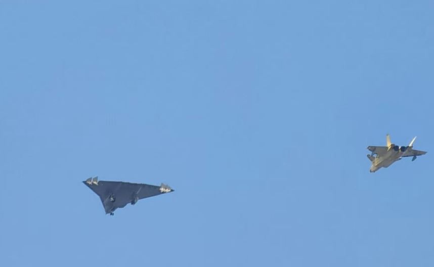 DefenseMirror's tweet photo. China’s Sixth-Generation Fighter Jet Allegedly Takes First Flight:
https://t.co/zhfSYosORU

#China #sixthgeneration #fighter #stealth #AESAradar #firstflight #maidenflight #NGAD https://t.co/y4cKoX5kyG