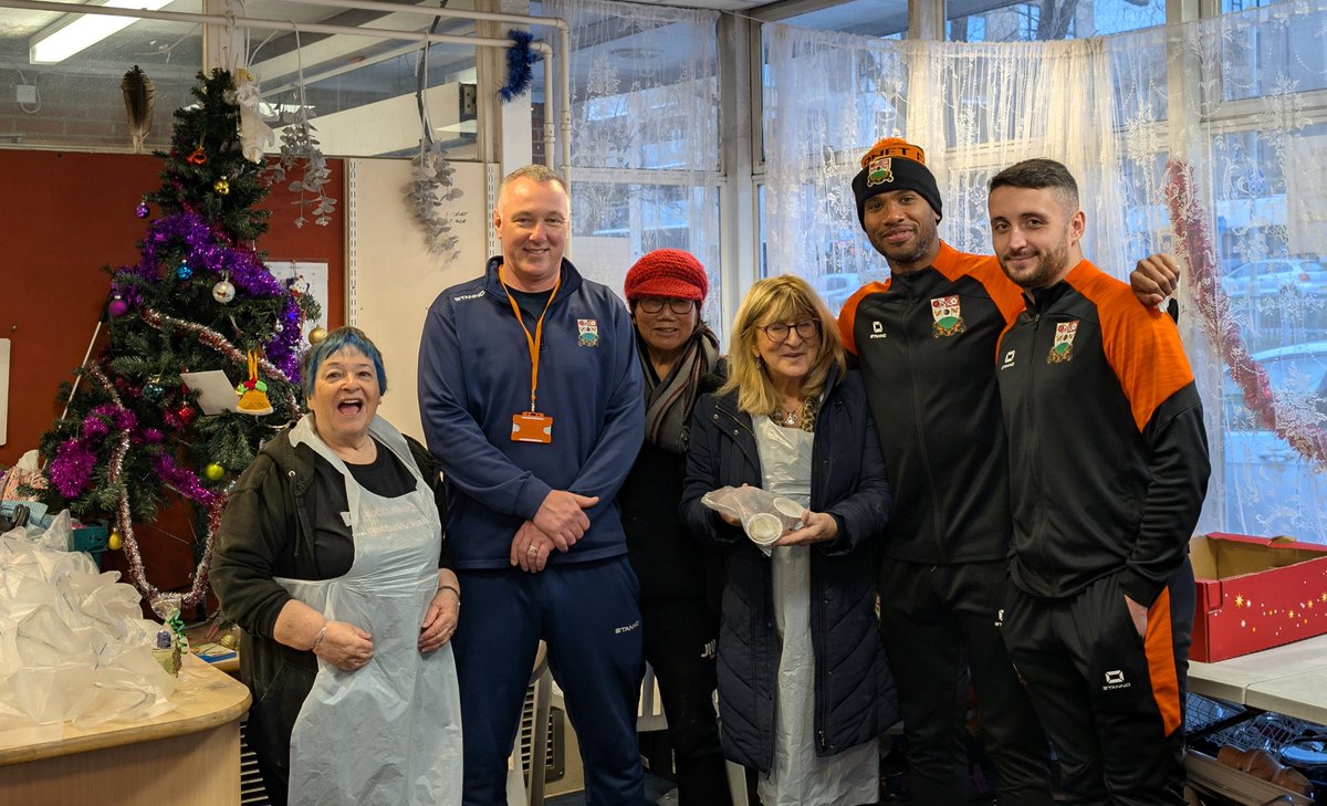 TheHiveLondon's tweet photo. Bees in the Community - Gratitude Foodbank
Jerome Okimo, Anthony Hartigan and Foundation Manager, Dan Barton, visited Gratitude Foodbank in Borehamwood
#BeesInTheCommunity #GratitudeFoodbank #BarnetFC #FightHunger #FoodWaste #CommunitySupport #VolunteerWork #FoodPackages https://t.co/4cbPvPKvvt