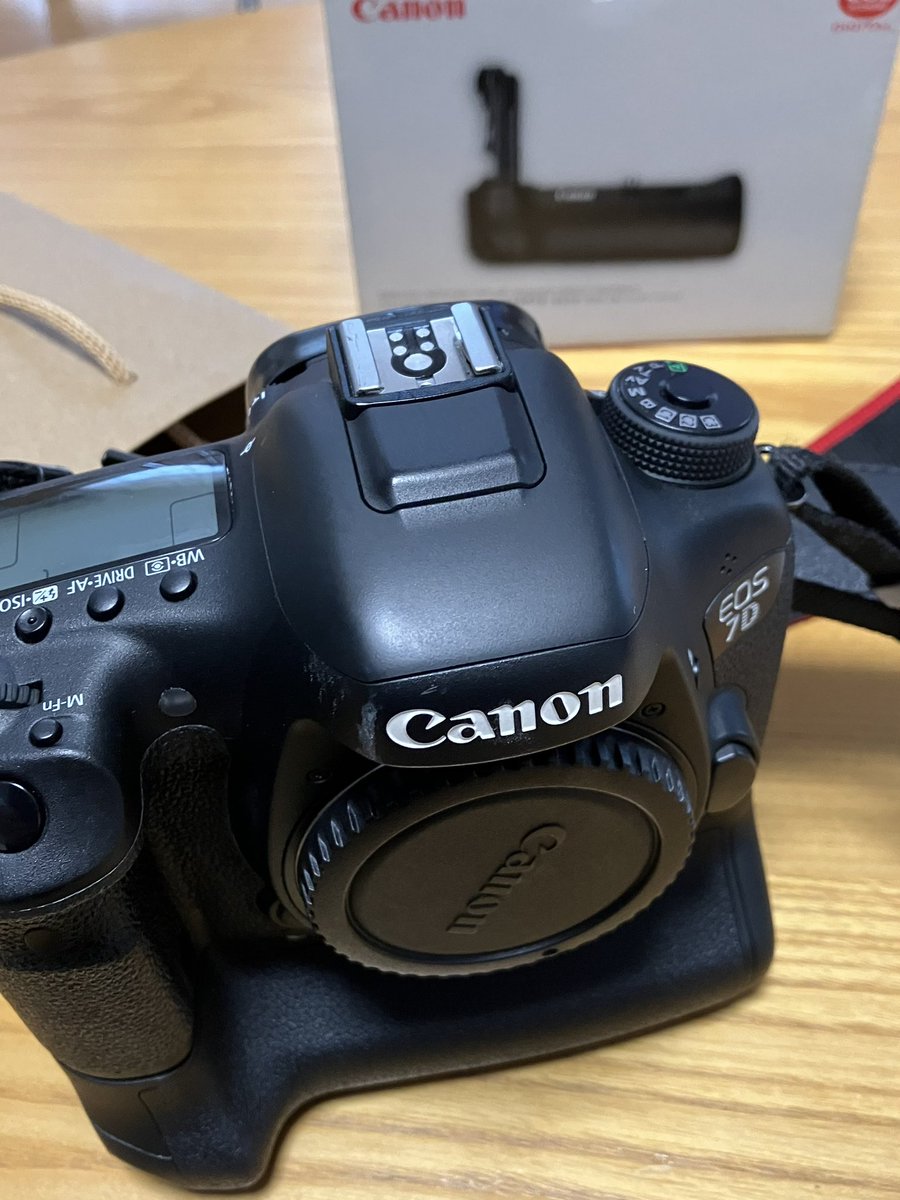 中古で縦グリbg-e16を購入しました。
単三電池ホルダー付きで3300円
良い買い物しました！