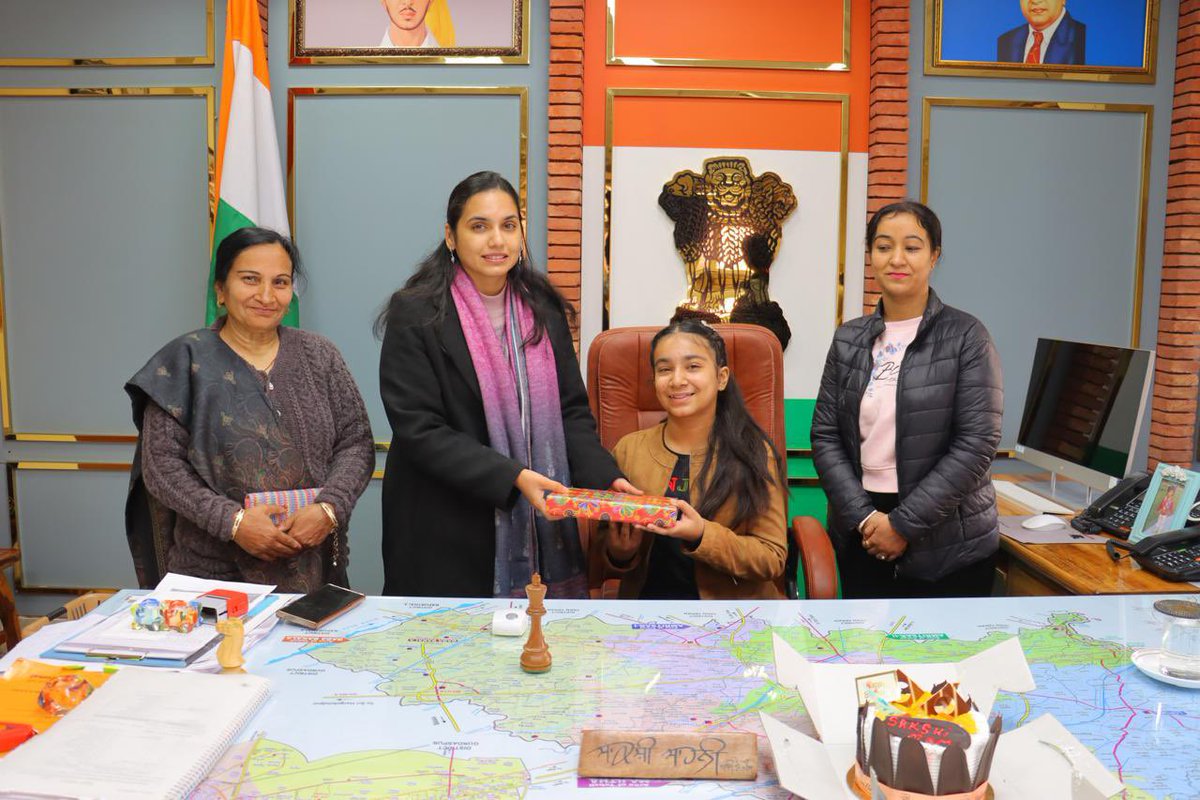 dc_amritsar's tweet photo. Under the I Aspire scheme, a young girl aspiring to become an IAS officer visited the office today. She had the opportunity to understand the intricacies of administration and governance, taking one step closer to her dream of serving the nation.
@CsPunjab @PbGovtIndia
#iaspire https://t.co/uDoGe10fty