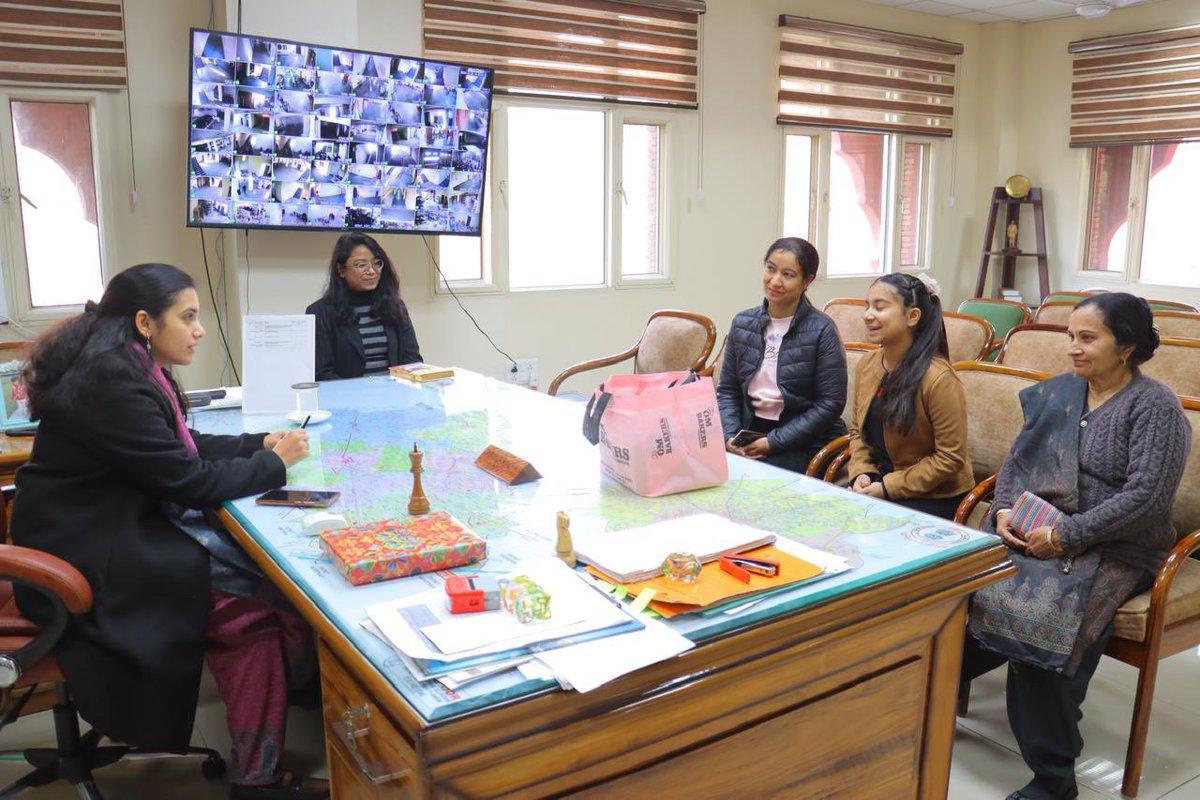 dc_amritsar's tweet photo. Under the I Aspire scheme, a young girl aspiring to become an IAS officer visited the office today. She had the opportunity to understand the intricacies of administration and governance, taking one step closer to her dream of serving the nation.
@CsPunjab @PbGovtIndia
#iaspire https://t.co/uDoGe10fty