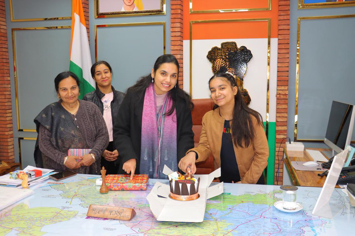 dc_amritsar's tweet photo. Under the I Aspire scheme, a young girl aspiring to become an IAS officer visited the office today. She had the opportunity to understand the intricacies of administration and governance, taking one step closer to her dream of serving the nation.
@CsPunjab @PbGovtIndia
#iaspire https://t.co/uDoGe10fty