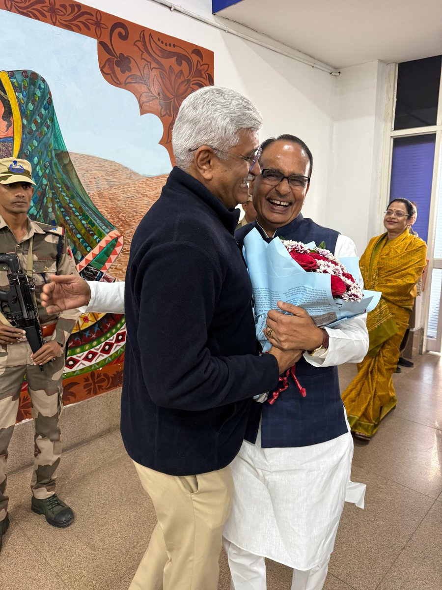 माननीय केंद्रीय कृषि मंत्री श्री शिवराज सिंह चौहान आज जोधपुर में हैं। 

सूर्यनगरी की पावन धरा उनका स्वागत कर मन आत्मीयता से पुलकित हुआ।

<a href="/ChouhanShivraj/">Shivraj Singh Chouhan</a>