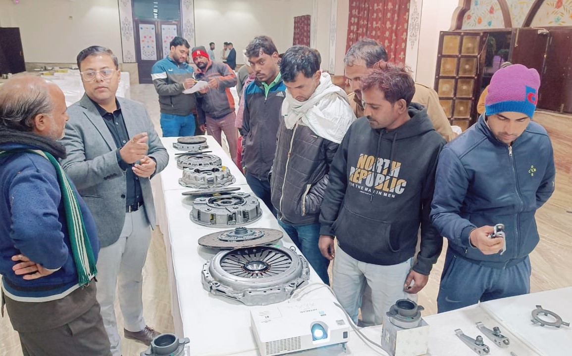 SetcoAutomotive's tweet photo. Our mechanic meet in Jaipur was an exciting day filled with skill-building, clutch insights and lot of engaging interaction with mechanics dedicated to keeping vehicles running smoothly with our products.

#SetcoAutoSystems #Clutchleaders #Leadersintruckparts #Mechanictraining https://t.co/nSiTqu65Ee