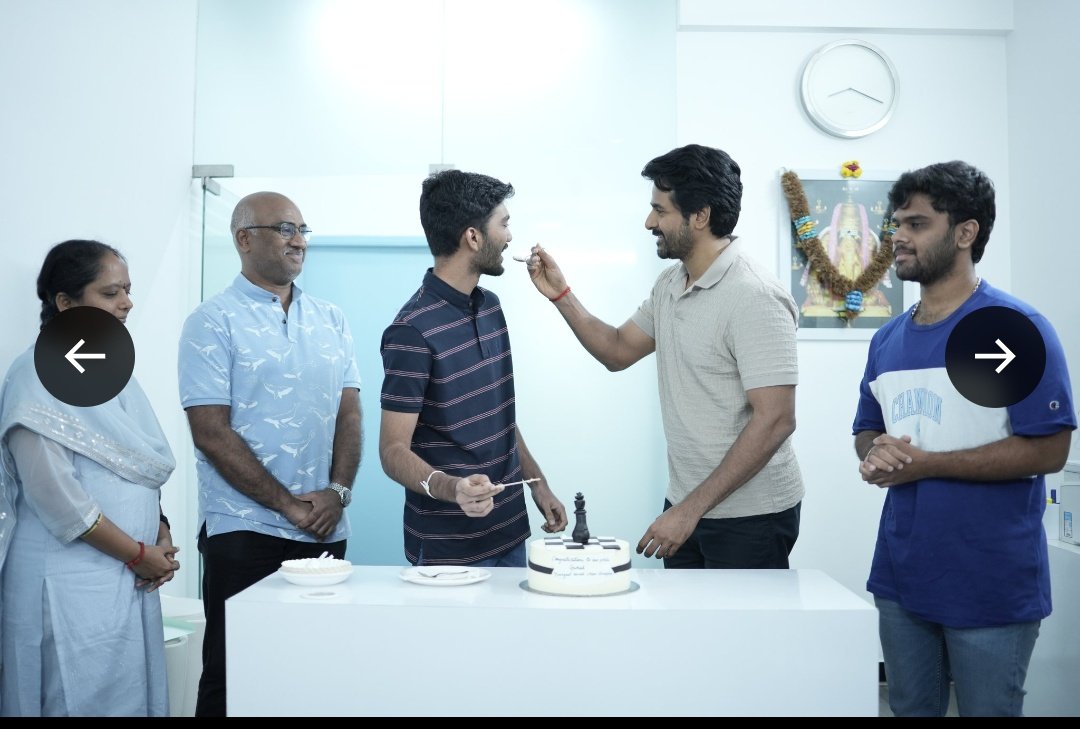 RitamAppKannada's tweet image. ವಿಶ್ವ ಚೆಸ್ ಚಾಂಪಿಯನ್ ಡಿ ಗುಕೇಶ್​ಗೆ ಉಡುಗೊರೆ ನೀಡಿದ ರಜನಿಕಾಂತ್, ಶಿವಕಾರ್ತಿಕೇಯನ್

ಚೆಸ್ ಚಾಂಪಿಯನ್ ಗುಕೇಶ್ ಅವರಿಗೆ #Rajinikanth ಮತ್ತು ಲ #Sivakarthikeyan ಭೇಟಿಯಾಗುವ ಅವಕಾಶ ಸಿಕ್ಕಿದೆ. ಈ ಸಂದರ್ಭದಲ್ಲಿ ಸ್ಟಾರ್​ ನಟರು ಗುಕೇಶ್​ಗೆ ಅಭಿನಂದನೆ ತಿಳಿಸಿ, ಉಡುಗೊರೆ ನೀಡಿದ್ದಾರೆ.

#WorldChessChampion #DGukesh  #Amaran