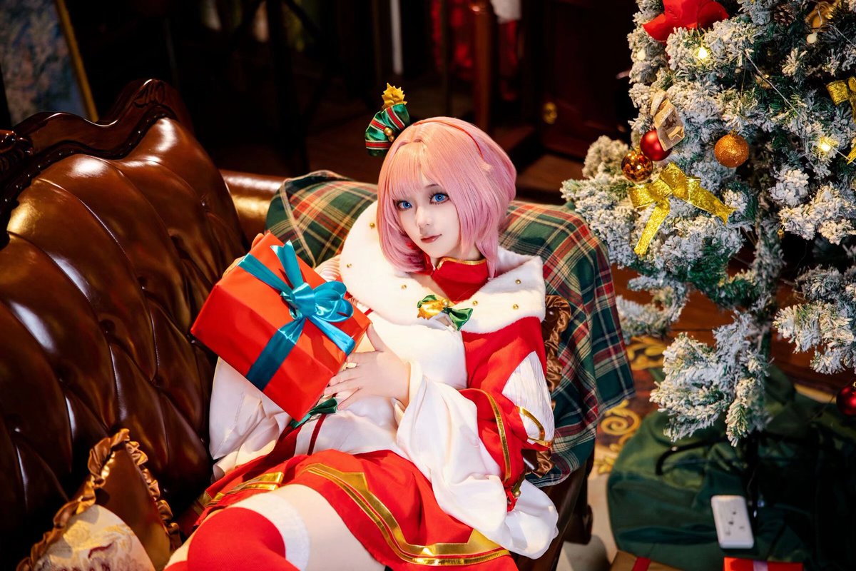 cdwenhe's tweet photo. ［爱莉希雅圣诞］
舰长我来祝你圣诞快乐啦～哎？今年没有我的圣诞礼物吗？哎呀哎呀没事哟，我给舰长带礼物了哦～ https://t.co/k1r3n6wfPE