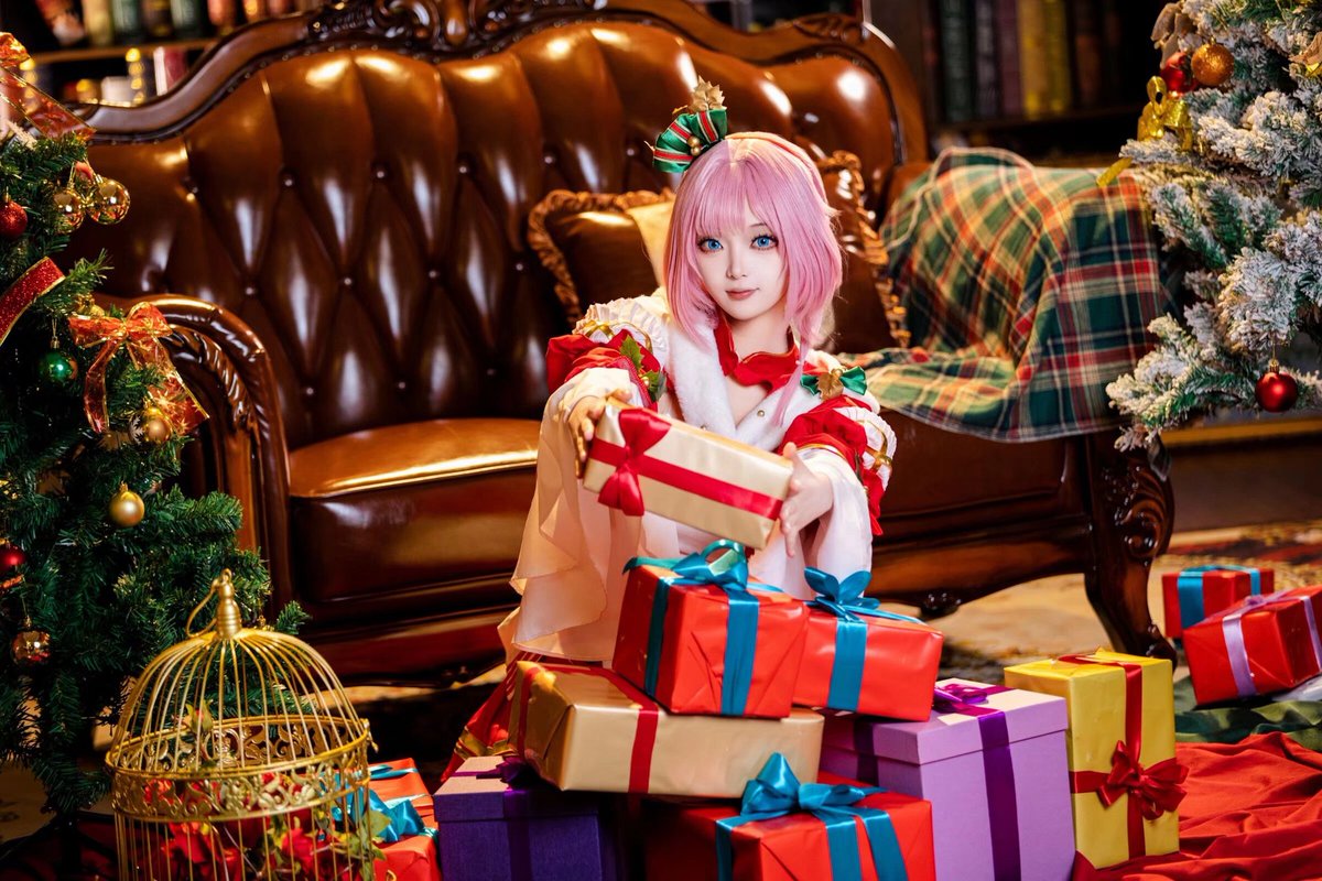 cdwenhe's tweet photo. ［爱莉希雅圣诞］
舰长我来祝你圣诞快乐啦～哎？今年没有我的圣诞礼物吗？哎呀哎呀没事哟，我给舰长带礼物了哦～ https://t.co/k1r3n6wfPE