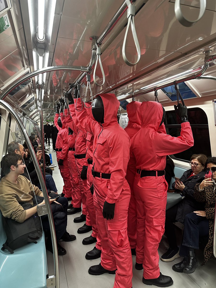 Todesarten's tweet photo. İstanbul metrolarında dizi kisvesi altında şöyle insanları tıkıştırmışlar. Biraz korkunç. Diziyi hiç bilmeyen bi’ amca ‘Darbe mi oluyo?’ dedi aldkdş https://t.co/sRqKZLqacg