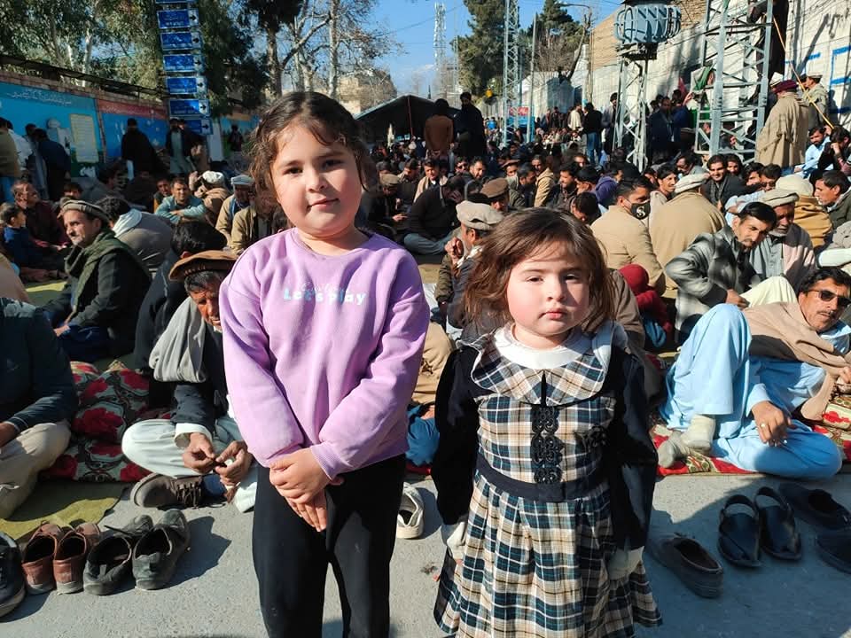 saharF_pak's tweet photo. *پاراچنار دھرنا*
پاراچناری بچے دھرنے میں سخت سردی کی باجود شریک*
#ParachinarCrisis* https://t.co/qxgc3bvBn4