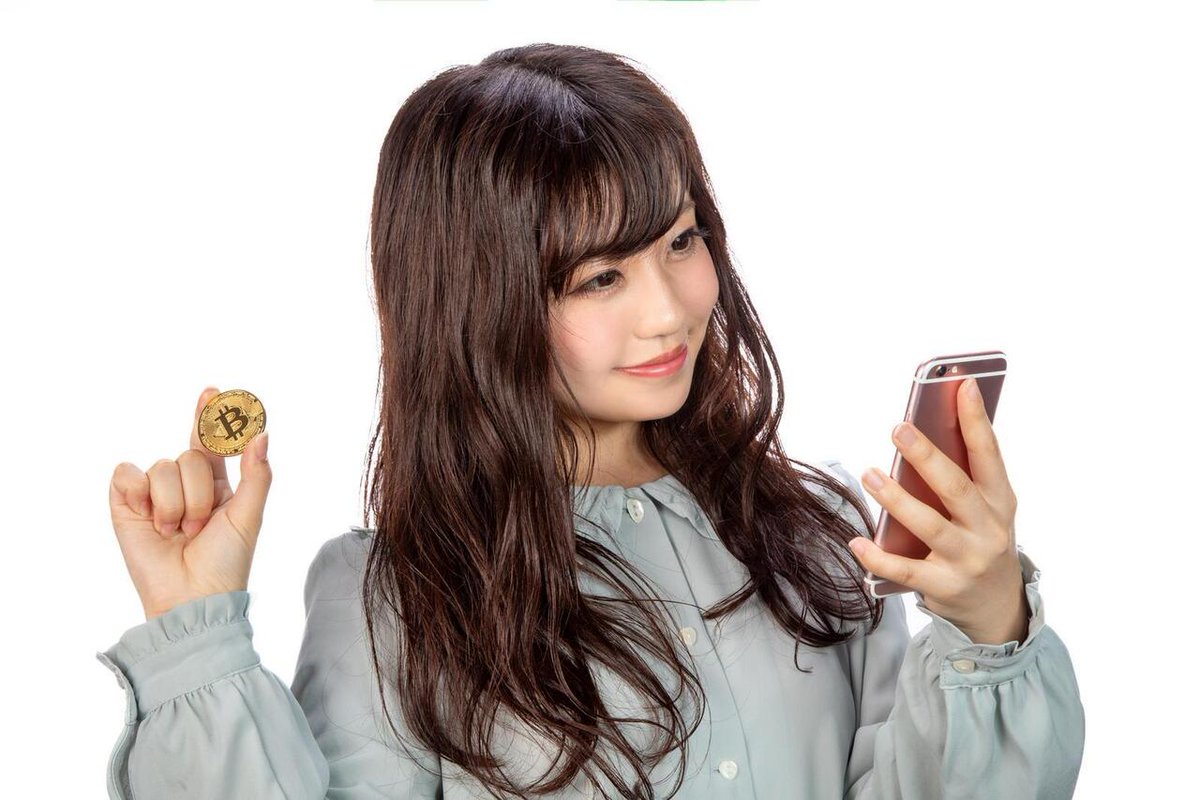 スマホでビットコインのトレードをする女性の無料写真素材【撮影：すしぱく】 ｜フリー素材は👉 https://t.co/Lu0YUJLFBQ