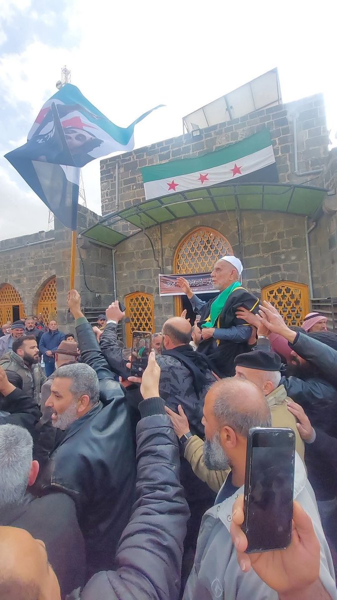 بحفظ الرحمن 
الحمدلله بعد غياب سنوات أمام المسجد العمري 
في محرابه
شيخ الثورة وأمام وخطيب المسجد العمري بدرعا البلد 
الشيخ أحمد الصياصنة حفظه الله