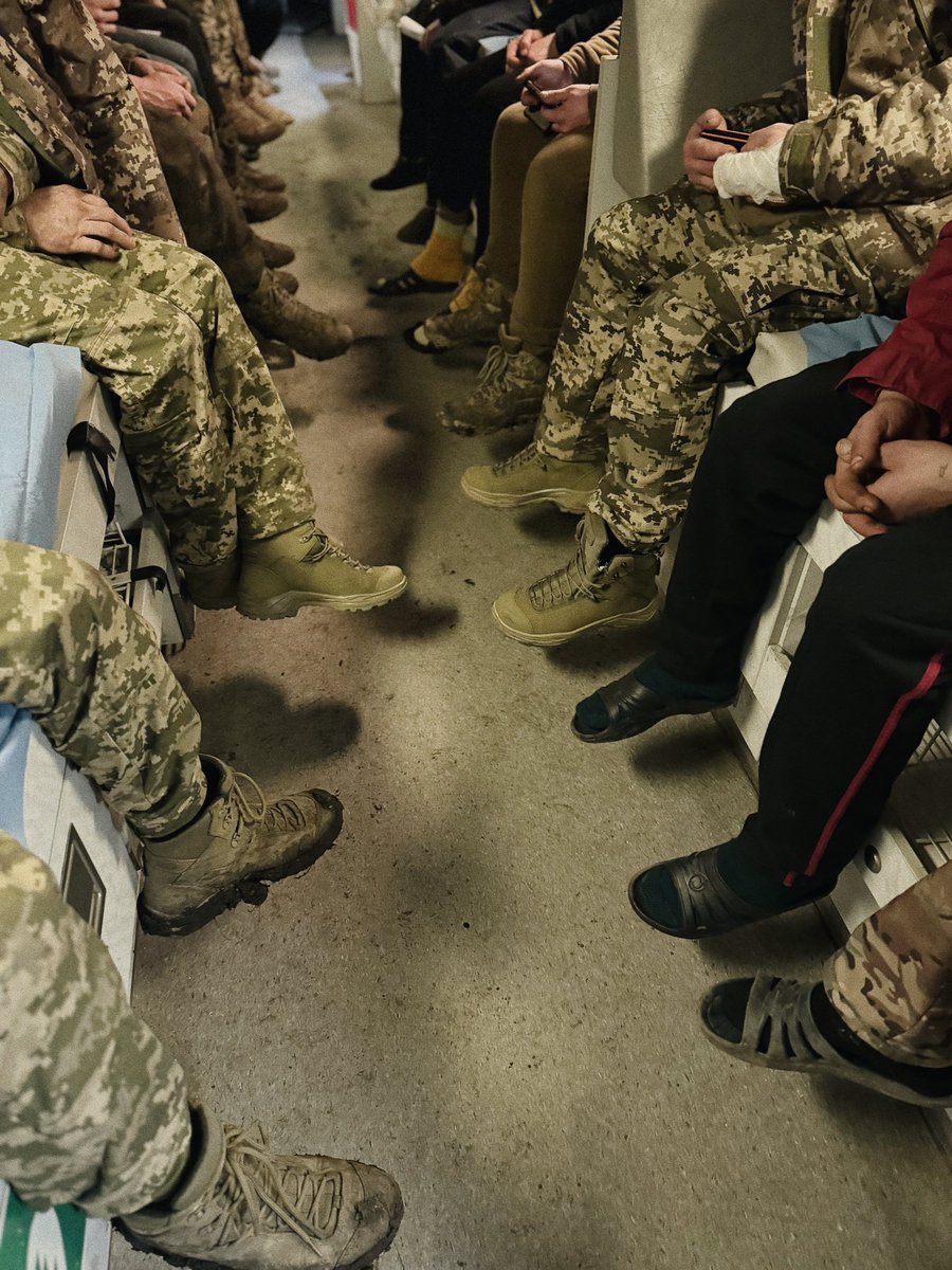 Моє третє Різдво на фронті, але щоразу розйобує як вперше, коли на власні очі бачиш ціну цих свят. 
21 річний Сашко втратив руку від скиду. Каже «я її все рівно відчуваю, ніби пальці чухаються»
Я перевіряю його повʼязку на куксі і ховаю свої мокрі очі. 

56 річний Олексій повз