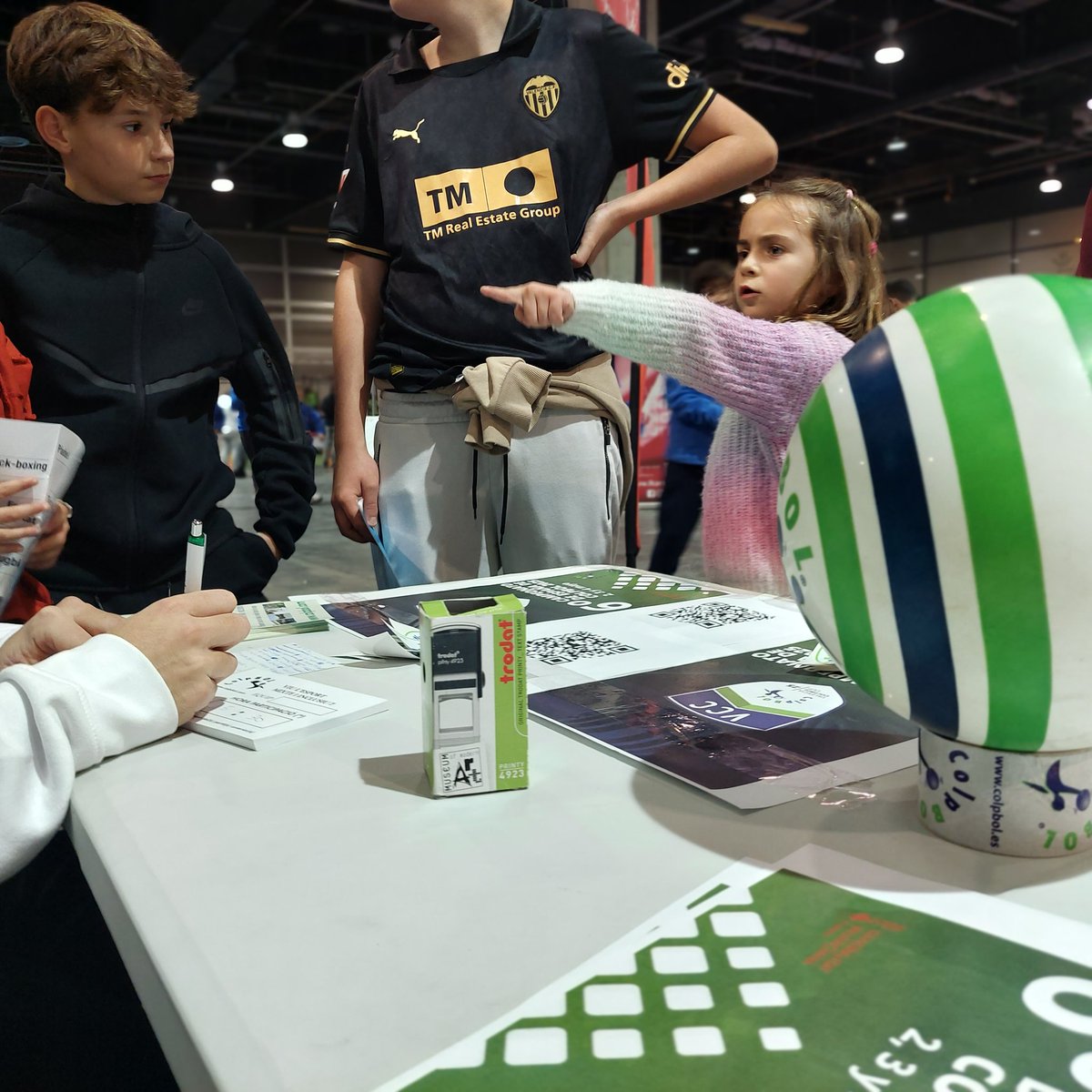 Arranquem les activitats de l'estand Colpbol a <a href="/ExpoJoveVLC/">Expojove. Fira de la Infància i la Joventut de VLC</a> 

Per davant 10 dies de tallers, exhibicions, partits i tornejos al voltant de l'esport d'equip on tothom és protagonista

Fomentant l'esport en valors junt a <a href="/FDMValencia/">FDM Deporte València</a> 

💚🏐✨️

#esport #Colpbol #ExpojoveVLC