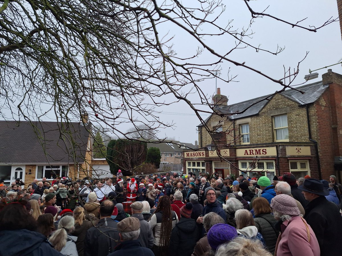 Wonderful crowd outside The Masons Arms enjoying the hand bells, mummers play, and fantastic sword dance! Quarry Morris dancers are one local tradition not be missed each Boxing Day! Love Headington Quarry! <a href="/HeadingtonNews/">Headington News</a> <a href="/OxfordClarion/">Oxford Clarion</a> <a href="/TheOxfordMail/">Oxford Mail</a>