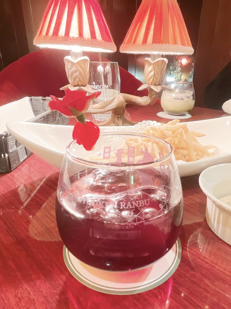 mai01280726's tweet photo. 再オープンを待ち望んでいたバー、ヴィオレに！
加州イメージのカクテルから始まり、いくつか試作品もお試しさせて頂きました🫶
スカレリMVの舞台でスカレリ着想のカクテルを頂くという不思議な感覚
曲の通りに色気のある味わいでうっとりします🥰
想像以上の解釈の深さを楽しめます！ぜひ！ https://t.co/4KprAAih4U