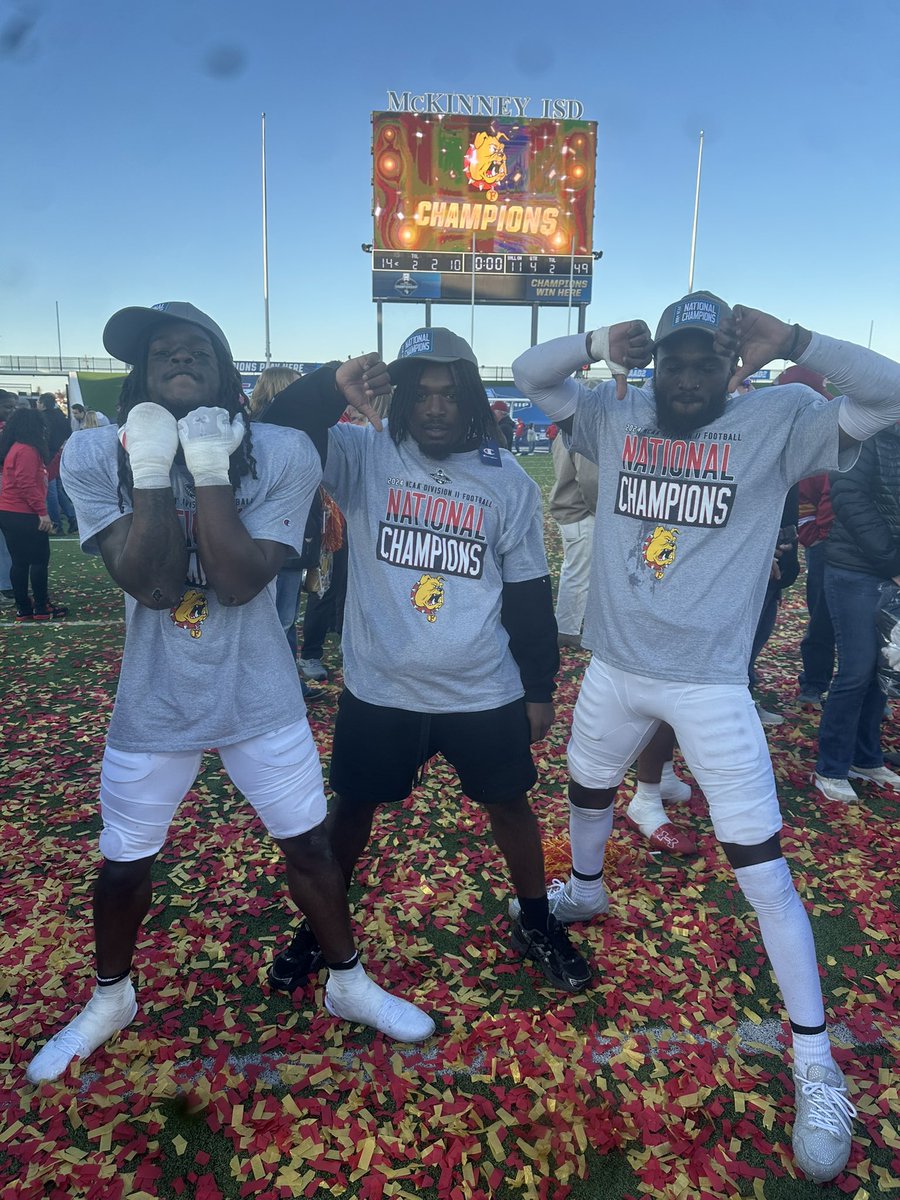 lamontgordon16's tweet photo. Natty champs 💍 https://t.co/x8LfMbHXZf