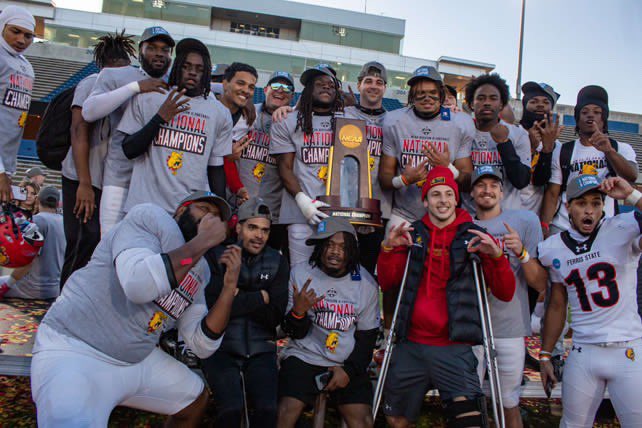 lamontgordon16's tweet photo. Natty champs 💍 https://t.co/x8LfMbHXZf